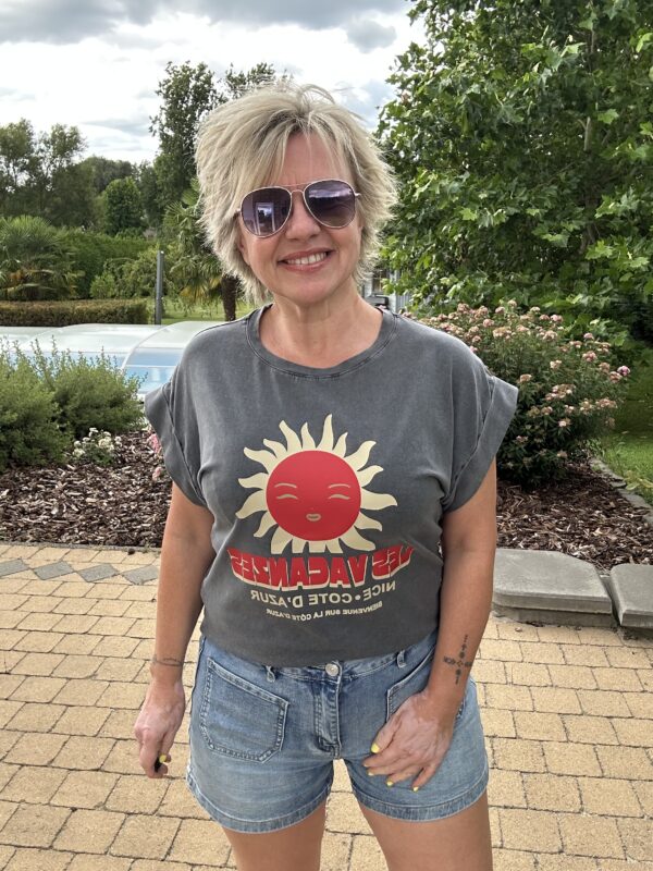 T-shirt HOLIDAY – Image 2